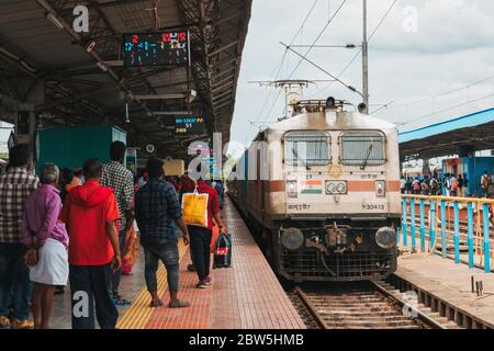 Un train électrique des chemins de fer indiens se met à la plate-forme de la gare de Tiruchirapalli, Tamil Nadu, en Inde Banque D'Images