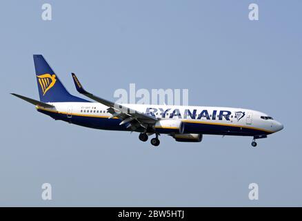 Ryanair Boeing 737 débarquant à l'aéroport Southend de Londres Banque D'Images