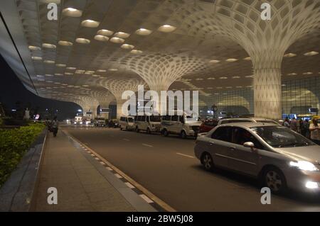 Beaux extérieurs de l'aéroport international de Mumbai pendant la nuit a également appelé l'aéroport international de Chhatrapati Shivaji Banque D'Images