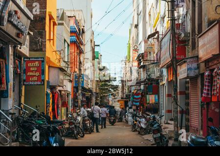 Une rue étroite de la ville à Madurai, Inde Banque D'Images