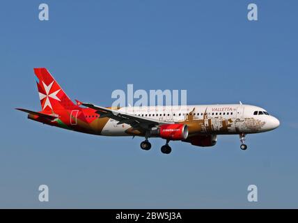 Air Malta Airbus A320 atterrissage à l'aéroport Southend de Londres après un vol de Malta International airpoprt Banque D'Images