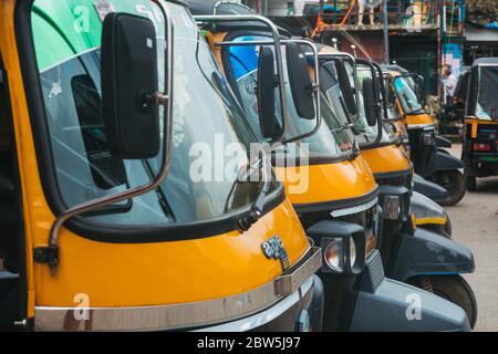 Une rangée de rickshaws automatiques attendant les tarifs sur la rue principale dans le canton de Munnar, Kerala, Inde Banque D'Images