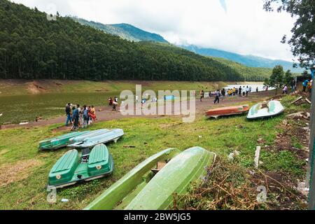 Touristes indiens à Echo point, sur le réservoir du barrage Mattupatti à Munnar, Kerala, Inde Banque D'Images