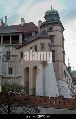 Pologne, Cracovie, Château royal de Wawel, tour - pied de corbeau. Polen, Krakau, Château royal de Wawel, Turm - Krähenfuß. Kurza stopka. Banque D'Images