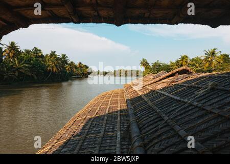 Vue sur les eaux de Kerala depuis l'une des célèbres mahouses Banque D'Images