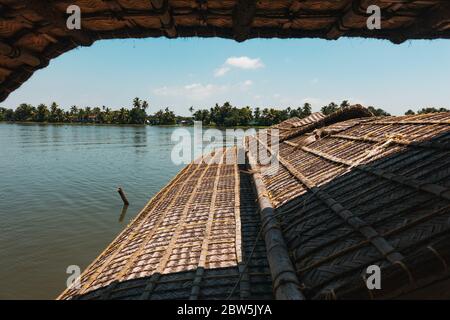 Vue sur les eaux de Kerala depuis l'une des célèbres mahouses Banque D'Images