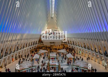 Centre de transport (Oculus) à New York dans le quartier financier vue intérieure montrant le hall principal (conçu par l'architecte Santiago Calatrava ) Banque D'Images