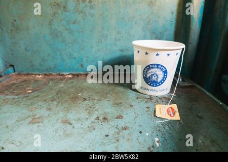 Une tasse de papier de chai (thé) servi à bord des chemins de fer indiens à Kerala, en Inde Banque D'Images