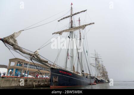 Saint John, Nouveau-Brunswick, Canada - le 20 août 2017 : grands navires au Festival annuel de voile, un jour légèrement brumeux à Saint John. Banque D'Images