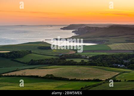 Swyre Head, Kingston, Dorset, Royaume-Uni. 29 mai 2020. Météo Royaume-Uni. Le coucher du soleil depuis Swyre Head, en regardant vers l'ouest, sur la baie de Kimmeridge et la baie de Warbarrow à Dorset, à la fin d'une journée ensoleillée et chaude avec un ciel clair. Crédit photo : Graham Hunt/Alay Live News Banque D'Images