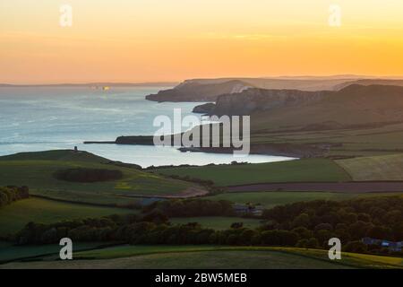 Swyre Head, Kingston, Dorset, Royaume-Uni. 29 mai 2020. Météo Royaume-Uni. Le coucher du soleil depuis Swyre Head, en regardant vers l'ouest, sur la baie de Kimmeridge et la baie de Warbarrow à Dorset, à la fin d'une journée ensoleillée et chaude avec un ciel clair. Crédit photo : Graham Hunt/Alay Live News Banque D'Images