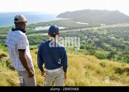 Homme et garçon regardant la mer, île de Providencia (en anglais, Providence), Colombie Banque D'Images