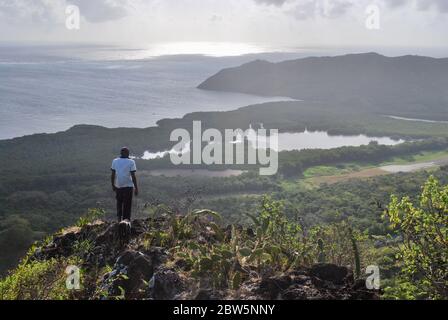 Homme observant le récif, île de Providencia (en anglais, Providence), Colombie Banque D'Images