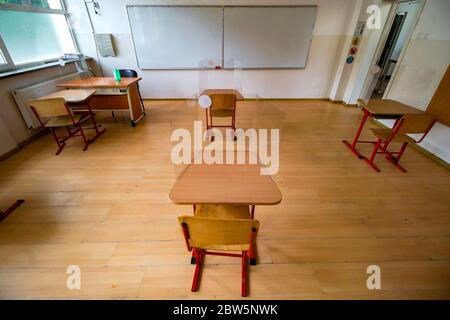 Bucarest, Roumanie - 29 mai 2020: La salle de classe avec les bureaux espacés pour éviter le risque d'infection du coronavirus pendant les examens est présentée à memb Banque D'Images