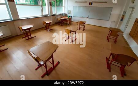Bucarest, Roumanie - 29 mai 2020: La salle de classe avec les bureaux espacés pour éviter le risque d'infection du coronavirus pendant les examens est présentée à memb Banque D'Images