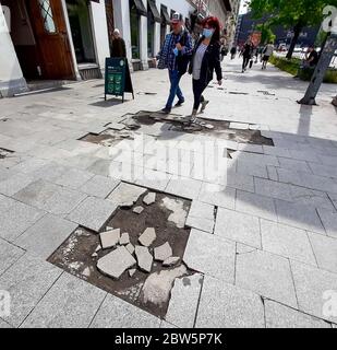 Bucarest, Roumanie - 29 mai 2020 : le trottoir comme une ruine près de l'auberge Manuc (Hanul Manuc) a ouvert en 1808, qui est l'un des plus importants de la ville touristique Banque D'Images