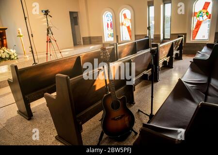 HERMOSILLO, MEXIQUE - 27 MAI : Une guitare est seule dans un espace où le chœur du temple de Santa María de Guadalupe chante habituellement, depuis le début de la pandémie de masse a été tenu derrière des portes fermées par les réseaux sociaux, dans le cadre de la perturbation saine par Covid-19 le 27 mai 2020 à Hermosillo, Mexique. Malgré le nombre croissant de cas positifs de COVID-19 dans le pays, le programme « distance santé » se termine le 31 mai, mais les restrictions se poursuivront dans les villes où le nombre de cas confirmés est élevé. (Photo par Luis Gutierrez/ Norte photo) Banque D'Images