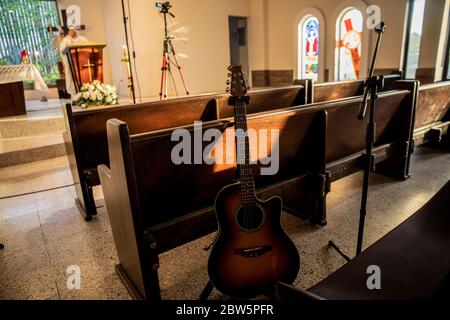 HERMOSILLO, MEXIQUE - 27 MAI : Une guitare est seule dans un espace où le chœur du temple de Santa María de Guadalupe chante habituellement, depuis le début de la pandémie de masse a été tenu derrière des portes fermées par les réseaux sociaux, dans le cadre de la perturbation saine par Covid-19 le 27 mai 2020 à Hermosillo, Mexique. Malgré le nombre croissant de cas positifs de COVID-19 dans le pays, le programme « distance santé » se termine le 31 mai, mais les restrictions se poursuivront dans les villes où le nombre de cas confirmés est élevé. (Photo par Luis Gutierrez/ Norte photo) Banque D'Images