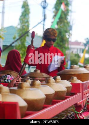 18 août 2019-Tarakan, Indonésie: Les élèves du primaire jouent au gamelan Java (musique traditionnelle javanaise) lors du défilé de la Journée indépendante en Indonésie Banque D'Images