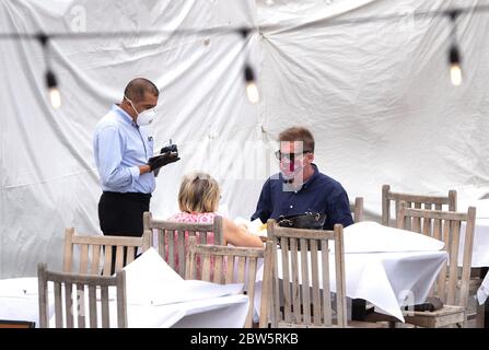 Washington, États déliés. 29 mai 2020. Un serveur prend une commande dans un restaurant du quartier Adams Morgan de Washington, DC, le 29 mai 2020. La région métropolitaine de DC commence à rouvrir ses portes en commençant par les établissements de restauration extérieurs après le confinement de près de trois mois en raison de la pandémie COVID-19. Photo de Kevin Dietsch/UPI crédit: UPI/Alay Live News Banque D'Images