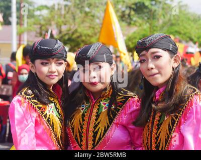 18 août 2019 - Tarakan, Indonésie : Portrait des filles en danseurs de cheval portant des vêtements traditionnels lors de la marche de l'indépendance indonésienne Banque D'Images