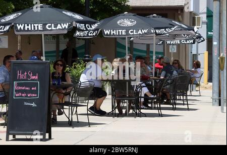 Belleville, États-Unis. 29 mai 2020. Les clients peuvent profiter de la journée ensoleillée et lumineuse, en mangeant à l'extérieur de Tavern on main à Belleville, Illinois, le vendredi 29 mai 2020. Aujourd'hui marque le premier jour où les restaurants de l'Illinois sont ouverts, mais avec des places en plein air seulement, en raison des préoccupations du coronavirus. Plusieurs rues de Belleville ont été fermées pour les tables afin que les clients puissent s'asseoir à une distance sécuritaire les uns des autres. Photo de Bill Greenblatt/UPI crédit: UPI/Alay Live News Banque D'Images