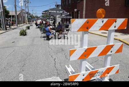 Belleville, États-Unis. 29 mai 2020. Les clients peuvent profiter de la journée ensoleillée et lumineuse, en mangeant à l'extérieur de Tavern on main à Belleville, Illinois, le vendredi 29 mai 2020. Aujourd'hui marque le premier jour où les restaurants de l'Illinois sont ouverts, mais avec des places en plein air seulement, en raison des préoccupations du coronavirus. Plusieurs rues de Belleville ont été fermées pour les tables afin que les clients puissent s'asseoir à une distance sécuritaire les uns des autres. Photo de Bill Greenblatt/UPI crédit: UPI/Alay Live News Banque D'Images