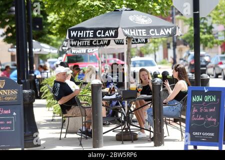 Belleville, États-Unis. 29 mai 2020. Les clients peuvent profiter de la journée ensoleillée et lumineuse, en mangeant à l'extérieur de Tavern on main à Belleville, Illinois, le vendredi 29 mai 2020. Aujourd'hui marque le premier jour où les restaurants de l'Illinois sont ouverts, mais avec des places en plein air seulement, en raison des préoccupations du coronavirus. Plusieurs rues de Belleville ont été fermées pour les tables afin que les clients puissent s'asseoir à une distance sécuritaire les uns des autres. Photo de Bill Greenblatt/UPI crédit: UPI/Alay Live News Banque D'Images