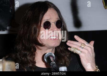 Ozzy & Sharon Osbourne annonce une annonce surprise en rendant Ozzfest 2007 GRATUIT à la conférence Ozzy & Sharon Osbourne Ozzfest 2007 surprise Announcement Conference qui s'est tenue au Hyatt Regency Century Plaza Hotel, salle Westside à Los Angeles, Californie. L'événement a eu lieu le mardi 6 février 2007. Photo par: SBM / PictureLux - référence du fichier # 34006-2186SBMPLX Banque D'Images