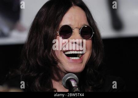 Ozzy & Sharon Osbourne annonce une annonce surprise en rendant Ozzfest 2007 GRATUIT à la conférence Ozzy & Sharon Osbourne Ozzfest 2007 surprise Announcement Conference qui s'est tenue au Hyatt Regency Century Plaza Hotel, salle Westside à Los Angeles, Californie. L'événement a eu lieu le mardi 6 février 2007. Photo par: SBM / PictureLux - référence du fichier # 34006-2179SBMPLX Banque D'Images