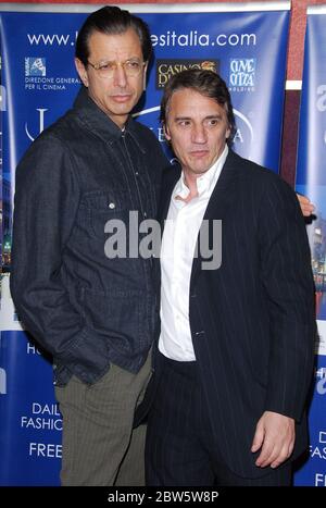 Jeff Goldblum et Mimmo Calopresti à la 2ème soirée d'ouverture du Festival annuel du film 'Los Angeles, Italia', qui s'est tenue au Mann Chinese 6 Theatres à Hollywood, CA. L'événement a eu lieu le dimanche 18 février 2007. Photo par: SBM / PictureLux - référence du fichier # 34006-1945SBMPLX Banque D'Images