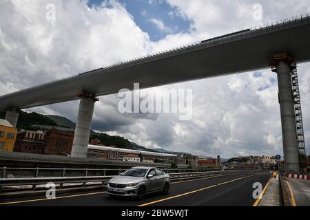 Gênes, Italie. 29 mai 2020. GÊNES, ITALIE - 29 mai 2020 : vue générale montre le chantier du nouveau pont Morandi (officiellement Viadotto Polcevera). Le pont original s'est effondré en août 2018 et le nouveau devrait rouvrir en juillet 2020. (Photo de Nicolò Campo/Sipa USA) crédit: SIPA USA/Alay Live News Banque D'Images