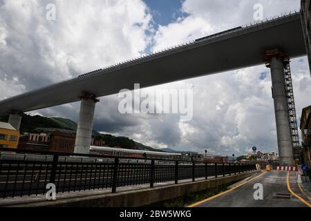 Gênes, Italie. 29 mai 2020. GÊNES, ITALIE - 29 mai 2020 : vue générale montre le chantier du nouveau pont Morandi (officiellement Viadotto Polcevera). Le pont original s'est effondré en août 2018 et le nouveau devrait rouvrir en juillet 2020. (Photo de Nicolò Campo/Sipa USA) crédit: SIPA USA/Alay Live News Banque D'Images