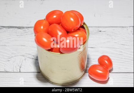 Tomates cerises fraîches dans une boîte. Banque D'Images