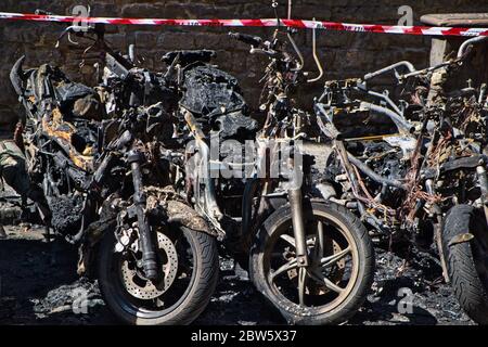 Gros plan des motos détruites par un incendie, le vandalisme Banque D'Images