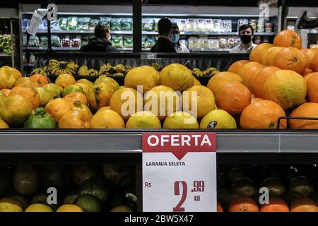 Sao Paulo. 29 mai 2020. On voit des gens à l'intérieur d'un supermarché à Sao Paulo, au Brésil, le 29 mai 2020. Credit: Rahel Paprasso/Xinhua/Alamy Live News Banque D'Images