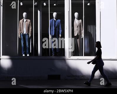 Paris, France. 29 mai 2020. Une femme passe devant la fenêtre d'une boutique à Paris, France, le 29 mai 2020. l'institut national de statistique de la France INSEE a déclaré le 29 mai que le produit intérieur brut (PIB) de la France a été révisé de 0.5 point à moins 5.3 pour cent pour les trois premiers mois de l'année. Crédit: Gao Jing/Xinhua/Alay Live News Banque D'Images