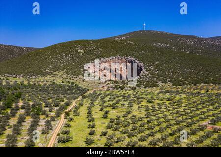 Vue aérienne des cavités naturelles, Ekkklisia Agios Georgos, Argolida, Grèce Banque D'Images