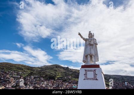 Une statue de Manco Capac dans le parc Huajsapata surplombant la ville de Puno au Pérou. Photo de haute qualité Banque D'Images