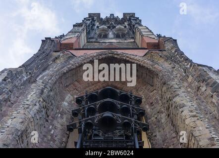 Vue sur les cloches et la flèche de l'église du Mémorial de Saint-Nikolai. Hambourg, Allemagne Banque D'Images