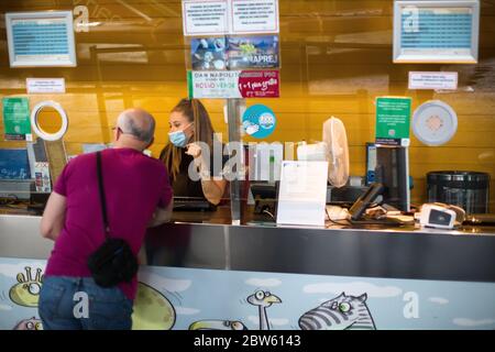 Ljubljana, Slovénie. 29 mai 2020. Un homme achète un billet de cinéma à la billetterie multiplex.après deux mois de confinement dû aux cinémas et théâtres pandémiques Covid-19 de Ljubljana, rouvert suite à des mesures strictes de sécurité et de santé contre la propagation du coronavirus. Crédit : SOPA Images Limited/Alamy Live News Banque D'Images