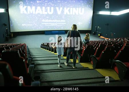 Ljubljana, Slovénie. 29 mai 2020. Les gens prennent place dans un complexe cinématographique.après deux mois d'isolement dû à la pandémie de covid-19, les salles de cinéma et de théâtre de Ljubljana ont rouvert après des mesures strictes de sécurité et de santé contre la propagation du coronavirus. Crédit : SOPA Images Limited/Alamy Live News Banque D'Images