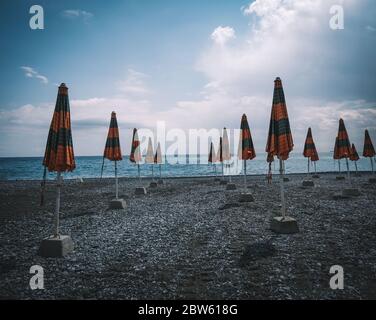 Gênes, Italie. 29 mai 2020. Des parasols sont installés sur une plage à Gênes, en Italie, le 29 mai 2020. Après que certaines restrictions imposées aux déplacements des gens depuis mars 10 avec le confinement ont été progressivement levées au cours des dernières semaines, le déplacement dans la même région de résidence n'a été autorisé qu'à partir de mai 18. La prochaine étape du calendrier officiel du gouvernement serait, en fait, de rouvrir le déménagement entre les régions italiennes d'ici juin 3. Crédit: Federico Tardito/Xinhua/Alamy Live News Banque D'Images