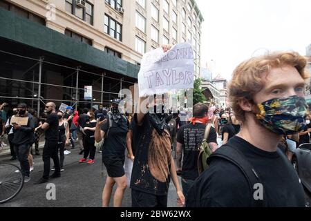 New York, New York, États-Unis. 29 mai 2020. Des manifestants protestent contre le meurtre DE GEORGE FLOYD lors d'un rassemblement au tribunal criminel de Manhattan à New York. Pour le deuxième jour, les manifestants se sont rendus dans la rue pour se rasseier contre les fautes commises récemment par la police, les meurtres raciaux et les altercations contre les Afro-Américains, dont le dernier décès de George Floyd par Derek Chauvin, policier de Minneapolis. Plusieurs arrestations ont été effectuées au crédit de protestation : Brian Branch Price/ZUMA Wire/Alamy Live News Banque D'Images