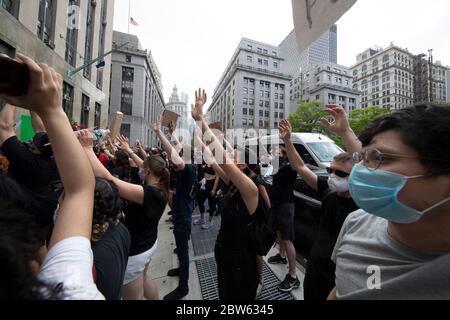 New York, New York, États-Unis. 29 mai 2020. Des manifestants protestent contre le meurtre DE GEORGE FLOYD lors d'un rassemblement au tribunal criminel de Manhattan à New York. Pour le deuxième jour, les manifestants se sont rendus dans la rue pour se rasseier contre les fautes commises récemment par la police, les meurtres raciaux et les altercations contre les Afro-Américains, dont le dernier décès de George Floyd par Derek Chauvin, policier de Minneapolis. Plusieurs arrestations ont été effectuées au crédit de protestation : Brian Branch Price/ZUMA Wire/Alamy Live News Banque D'Images