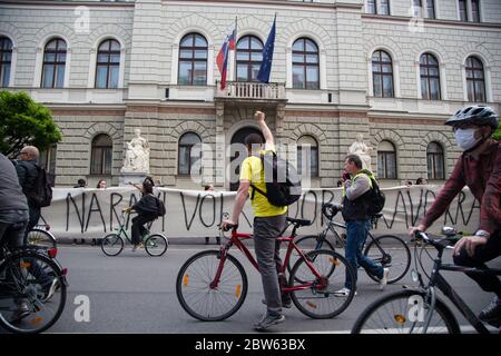 Ljubljana, Slovénie. 29 mai 2020. Un protesté contre le gouvernement se dirige vers le palais présidentiel pendant la manifestation.chaque vendredi, des milliers de personnes à Ljubljana protestent contre le gouvernement du Premier ministre Janez Janša, dans un contexte de corruption et de régime antidémocratique. Crédit : SOPA Images Limited/Alamy Live News Banque D'Images