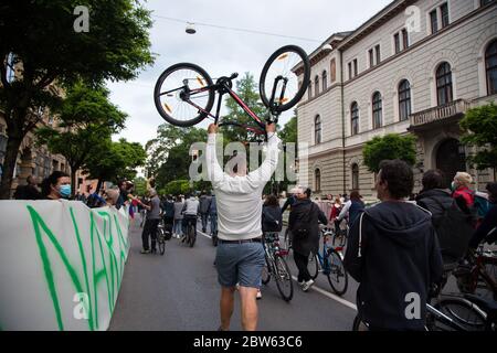 Ljubljana, Slovénie. 29 mai 2020. Un manifestant lève son vélo au-dessus de sa tête lors d'une manifestation anti-gouvernementale.chaque vendredi, des milliers de personnes à Ljubljana protestent contre le gouvernement du Premier ministre Janez Janša, dans un climat de corruption et de régime antidémocratique. Crédit : SOPA Images Limited/Alamy Live News Banque D'Images