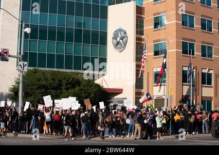 Dallas, Texas, États-Unis. 29 mai 2020. Près de 2,000 personnes ont participé à une manifestation de Dallas contre la mort de George Floyd et Breonna Taylor aux mains des policiers de Minneapolis MN et de Louisville KY respectivement.après avoir entendu des orateurs devant le siège du département de police de Dallas, au sud du centre-ville de Dallas, Ils ont marché à environ 1,5 kilomètre des bureaux de l'Association de police de Dallas, la plus grande organisation d'officiers de police du département. Crédit: AVI Adelman/ZUMA Wire/Alay Live News Banque D'Images