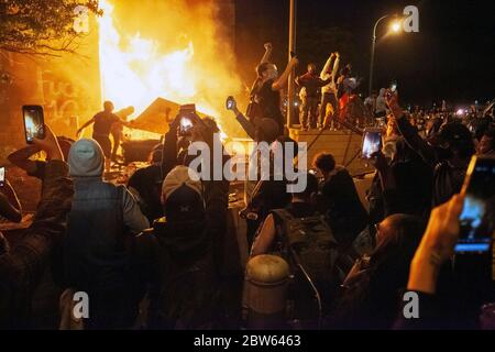 Minneapolis, États-Unis. 28 mai 2020. Des manifestants ont incendié le 28 mai 2020 le 3e bâtiment de la police de Minneapolis, au Minnesota, aux États-Unis. Le maire de Minneapolis, Jacob Frey, a annoncé vendredi un couvre-feu obligatoire de nuit après trois nuits consécutives de manifestations et de violences croissantes dans la plus grande ville de l'État du midwest américain du Minnesota, suite à la mort de George Floyd, un homme noir non armé, en détention policière. Crédit: Ben Hovland/Xinhua/Alay Live News Banque D'Images