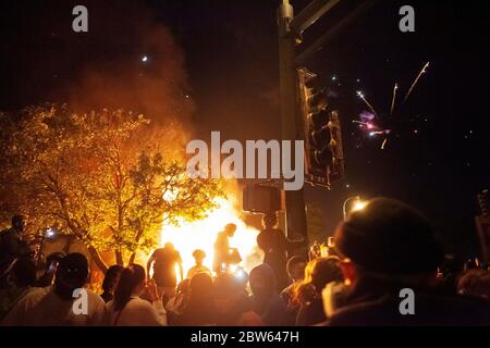 Minneapolis, États-Unis. 28 mai 2020. Des manifestants ont incendié le 28 mai 2020 le 3e bâtiment de la police de Minneapolis, au Minnesota, aux États-Unis. Le maire de Minneapolis, Jacob Frey, a annoncé vendredi un couvre-feu obligatoire de nuit après trois nuits consécutives de manifestations et de violences croissantes dans la plus grande ville de l'État du midwest américain du Minnesota, suite à la mort de George Floyd, un homme noir non armé, en détention policière. Crédit: Ben Hovland/Xinhua/Alay Live News Banque D'Images